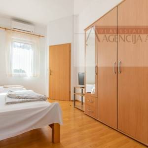 Baša Voda kuća 145 m2 strogi centar 50m od mora 2.red!