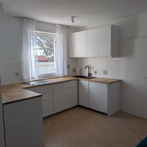 BAŠKA, OTOK KRK - Apartman s parkingom i pogledom na more