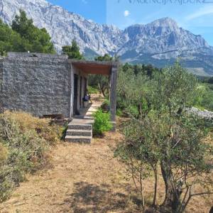 Baška Voda samostojeća kuća 61 m2 sa okućnicom