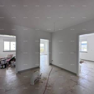 Blizina Banjola! Trosoban stan s bazenom.