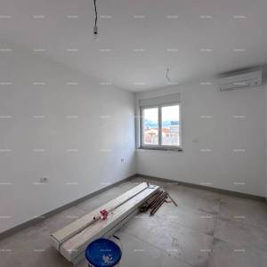 Blizina Banjola! Trosoban stan s bazenom.