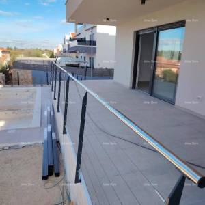 Blizina Banjola! Trosoban stan s bazenom.