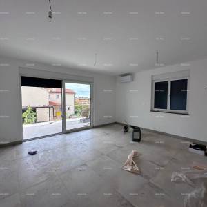 Blizina Banjola! Trosoban stan s bazenom.