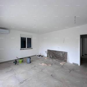 Blizina Banjola! Trosoban stan s bazenom.