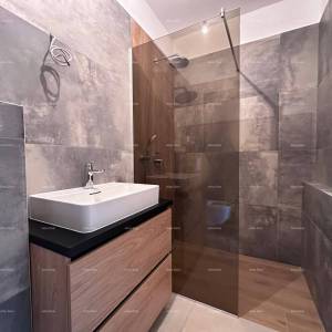 Blizina Banjola! Trosoban stan s bazenom.