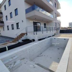 Blizina Banjola! Trosoban stan s bazenom.