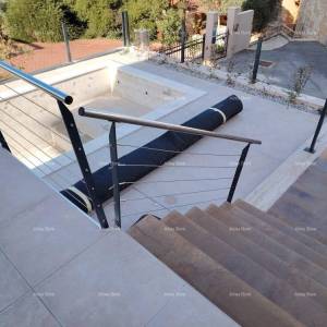 Blizina Banjola! Trosoban stan s bazenom.