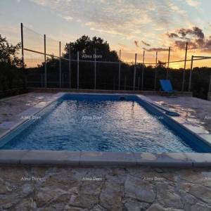 Blizina Barbana.  Kuća s bazenom i sportskim sadržajima