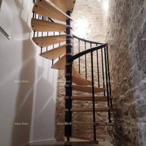 Blizina Barbana.  Kuća s bazenom i sportskim sadržajima