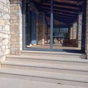 Blizina grada Umaga. Prodaje se duplex kuća, 123.65 m2 na samoj obali mora, 10 metara do mora.