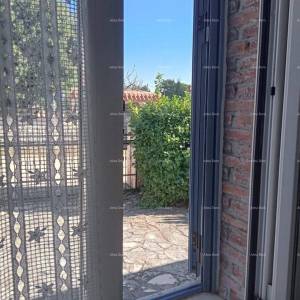 Blizina grada Umaga. Prodaje se duplex kuća, 123.65 m2 na samoj obali mora, 10 metara do mora.