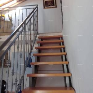 Blizina grada Umaga. Prodaje se duplex kuća, 123.65 m2 na samoj obali mora, 10 metara do mora.