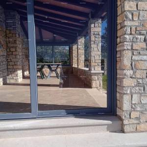 Blizina grada Umaga. Prodaje se duplex kuća, 123.65 m2 na samoj obali mora, 10 metara do mora.