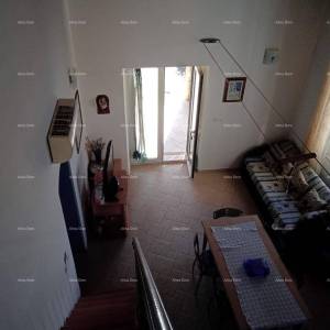 Blizina grada Umaga. Prodaje se duplex kuća, 123.65 m2 na samoj obali mora, 10 metara do mora.