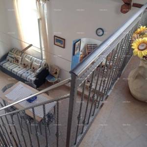 Blizina grada Umaga. Prodaje se duplex kuća, 123.65 m2 na samoj obali mora, 10 metara do mora.