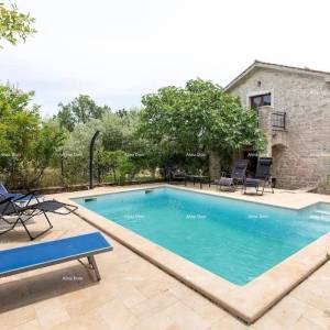 Blizina Marčane. Prodajemo dvije kamene kuće sa bazenom na jednoj okućnici,  kuće za odmor, idealne za dvije obitelji.