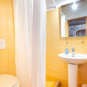 Blizina Marčane. Prodajemo dvije kamene kuće sa bazenom na jednoj okućnici,  kuće za odmor, idealne za dvije obitelji.