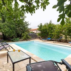 Blizina Marčane. Prodajemo dvije kamene kuće sa bazenom na jednoj okućnici,  kuće za odmor, idealne za dvije obitelji.