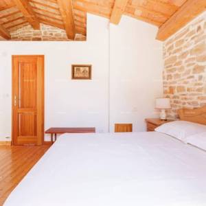 Blizina Marčane. Prodajemo dvije kamene kuće sa bazenom na jednoj okućnici,  kuće za odmor, idealne za dvije obitelji.