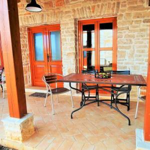 Blizina Marčane. Prodajemo dvije kamene kuće sa bazenom na jednoj okućnici,  kuće za odmor, idealne za dvije obitelji.