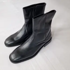 BOROVO crne kožne čizme (44)