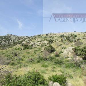 Brač Bol, zemljište 12459 m2 prvi red do mora