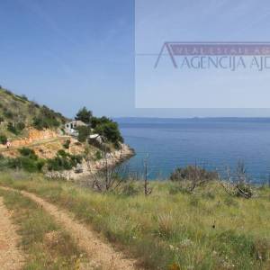 Brač Bol, zemljište 12459 m2 prvi red do mora