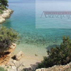 Brač Bol, zemljište 12459 m2 prvi red do mora