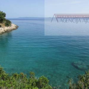 Brač Bol, zemljište 12459 m2 prvi red do mora