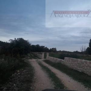 Brač Donji Humac 10630 m2 sa objektom