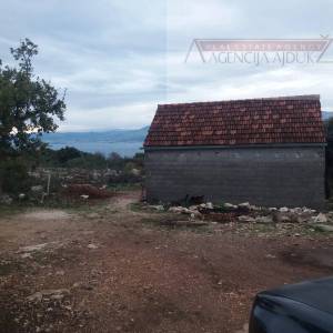 Brač Donji Humac 10630 m2 sa objektom
