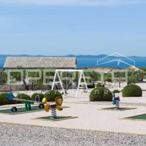 Brač, Milna - raznovrsno imanje s bazenom i sportskim sadržajima