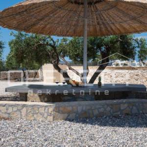 Brač, Milna - raznovrsno imanje s bazenom i sportskim sadržajima