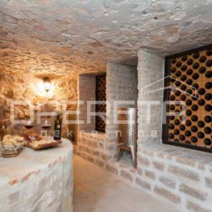 Brač, Milna - raznovrsno imanje s bazenom i sportskim sadržajima