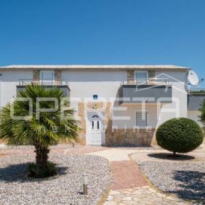 Brač, Milna - raznovrsno imanje s bazenom i sportskim sadržajima