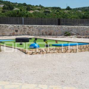 Brač, Milna - raznovrsno imanje s bazenom i sportskim sadržajima