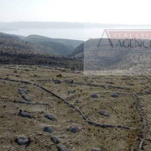 Brač Nerežišća 88252 m2 južna strana prilika - moguća izgradnja