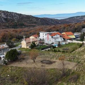 Bribir – starija kuća s velikom okućnicom, garažom i dodatnim prostorima