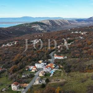 Bribir – starija kuća s velikom okućnicom, garažom i dodatnim prostorima