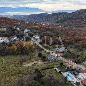 Bribir – starija kuća s velikom okućnicom, garažom i dodatnim prostorima