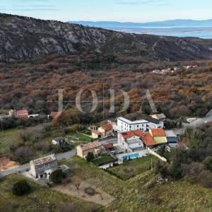 Bribir – starija kuća s velikom okućnicom, garažom i dodatnim prostorima