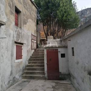 Bribir – starija kuća s velikom okućnicom, garažom i dodatnim prostorima