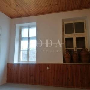 Bribir – starija kuća s velikom okućnicom, garažom i dodatnim prostorima