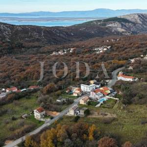 Bribir – starija kuća s velikom okućnicom, garažom i dodatnim prostorima