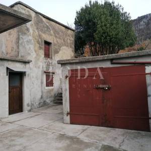 Bribir – starija kuća s velikom okućnicom, garažom i dodatnim prostorima