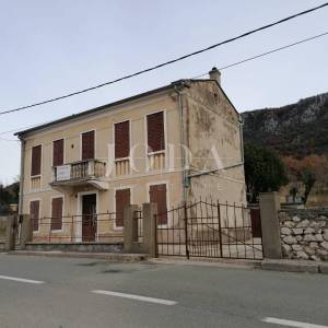 Bribir – starija kuća s velikom okućnicom, garažom i dodatnim prostorima