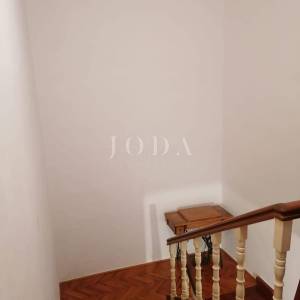 Bribir – starija kuća s velikom okućnicom, garažom i dodatnim prostorima