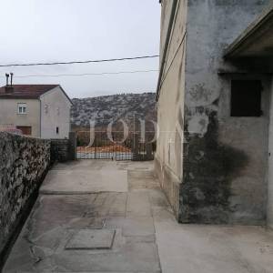 Bribir – starija kuća s velikom okućnicom, garažom i dodatnim prostorima