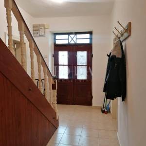 Bribir – starija kuća s velikom okućnicom, garažom i dodatnim prostorima