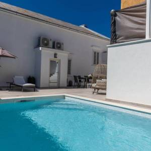 BRIBIR - Troetažna vila s bazenom i pogledom na more 